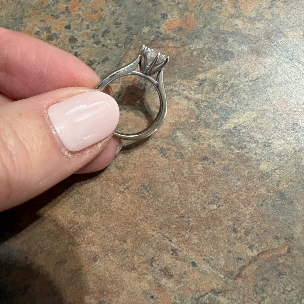 Charles & Colvard Moissanite Solitaire Ring in white gold 1ct (dew) - Picture 8 of 12